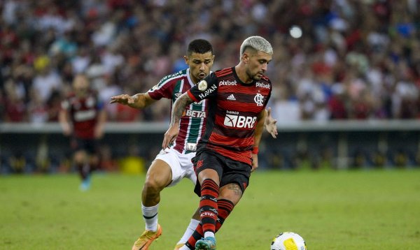 Em momentos opostos, Flamengo e Fluminense disputam clássico