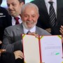 Lula assina projeto de lei que regula atuação dos motoristas de aplicativo no Brasil
