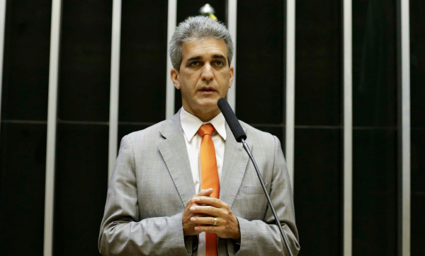 *Deputado Robinson Almeida condena atos antidemocráticos e repudia golpismo: 
