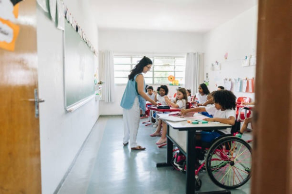  NOBRE MISSÃO DE EDUCAR    -  Dom Itamar Vian Arcebispo Emérito