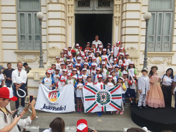 190 anos de Feira: Crianças iniciam Expedição Histórica cantando na Prefeitura
