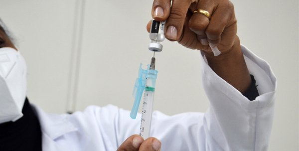 Adolescentes de 17 anos, sem comorbidade, serão vacinados contra COVID