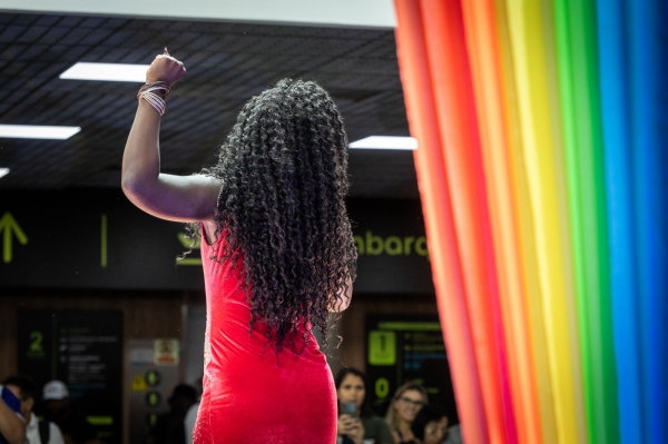 Runway Drag: evento reúne drag queens para 1ª batalha de lip syncs no aeroporto do Brasil