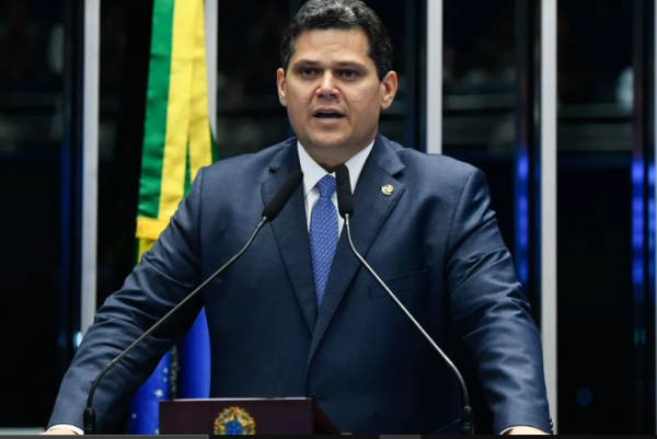 Alcolumbre tem aval do STF para reduzir penas do 8/1, mas centrão quer anistia que livre Bolsonaro da prisão