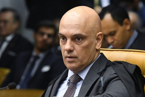 Alexandre de Moraes encaminha à PGR pedido de afastamento do ministro da Defesa