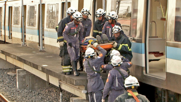 Alunos-soldados do Corpo de Bombeiros Militar participam de simulação de resgate no metrô