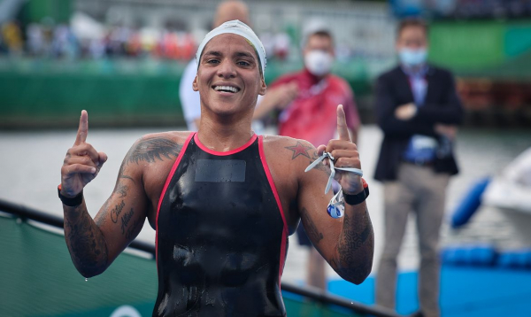 Ana Marcela Cunha é ouro na maratona aquática