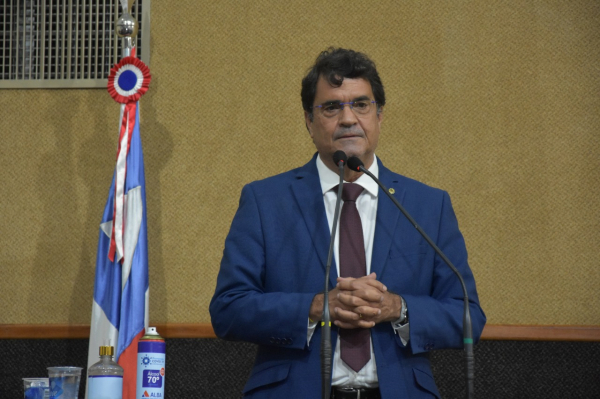 Angelo Almeida quer garantir à mulher direito de acompanhante em consultas e exames