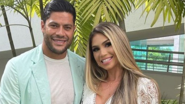 Apaixonado, Hulk Paraíba comemora formatura da noiva que aparece com bolsa de grife de R$ 8 mil: 