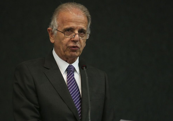 Apesar de fogo amigo petista, Múcio diz que não pedirá demissão