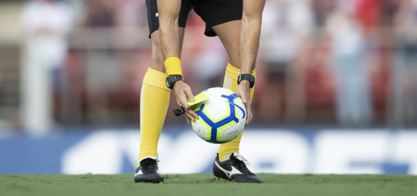 Após acusações de John Textor, associação de árbitros pede paralisação do Brasileirão