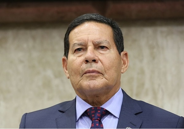 Após troca de comandante, Mourão diz que Lula quer alimentar crise com Exército