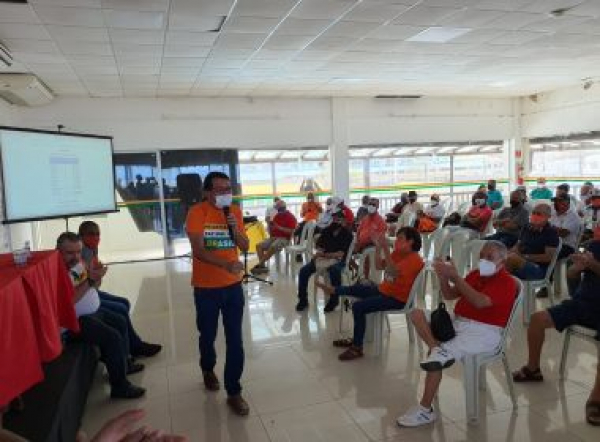 Aposentados da Petrobras fazem manifestação no TRT por descontos em plano de saúde