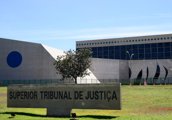 Arma de brinquedo no roubo gera grave ameaça, decide STJ