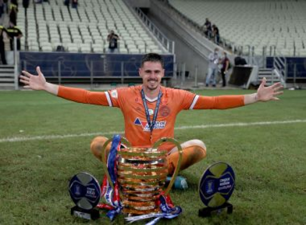 Bahia negocia renovação contratual do goleiro Matheus Teixeira