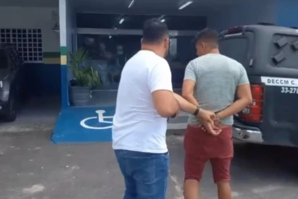 Barbeiro é suspeito de estuprar enteado de 7 anos após morte da mãe da criança