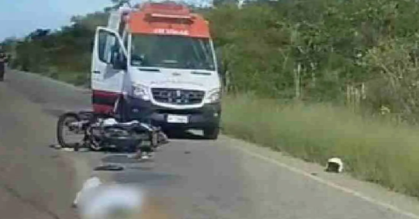 Batida entre carro e motocicleta deixa jovem morto e outro ferido no Sudoeste baiano
