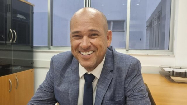 Binho Galinha surpreende e aparece bem para prefeito em Feira de Santana