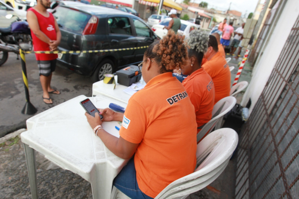 Blitz do Detran em parceria com a PM garante segurança dos foliões da Micareta de Feira