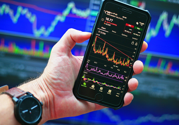 Bolsa fecha em estabilidade e dólar recua, com Petrobras e exterior em foco