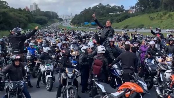 Bolsonaro arrasta multidão durante 'motociata': veja vídeo