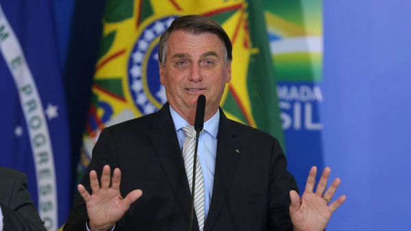 Bolsonaro deixa hospital após ser internado com dores abdominais