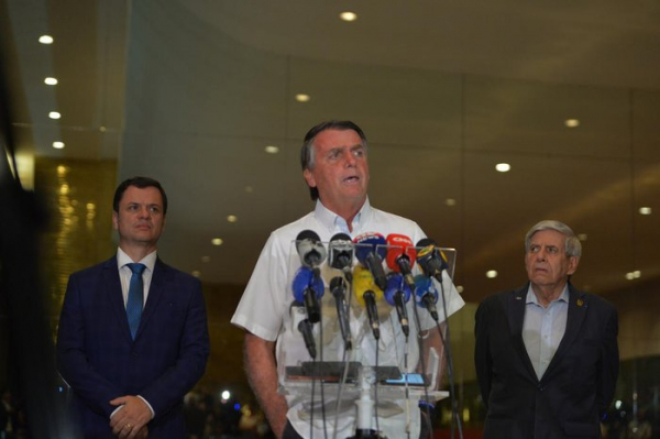 Bolsonaro diz que vai recorrer de decisão de Moraes de rejeitar pedido para investigar inserções de propaganda eleitoral em rádios 