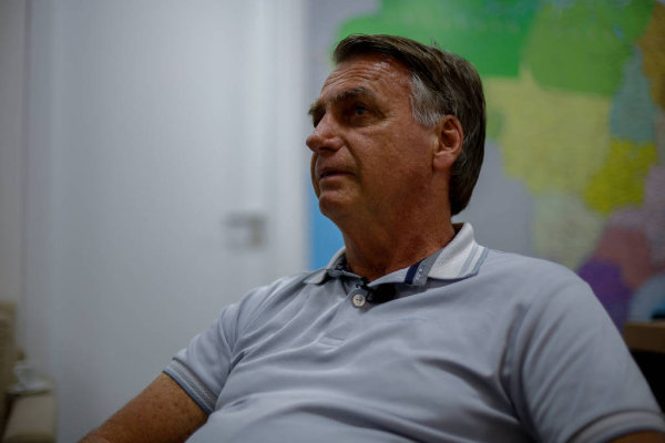 Bolsonaro vai para o quarto após cirurgia de desobstrução intestinal, diz ex-primeira-dama