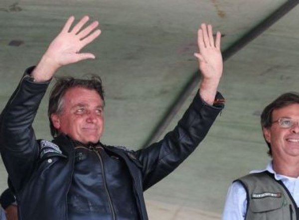 Bolsonaro assina MP que limita poder das redes sociais para tirar publicações do ar