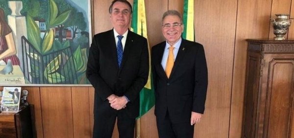 Bolsonaro oficializa posse de Queiroga no Ministério da Saúde em cerimônia discreta