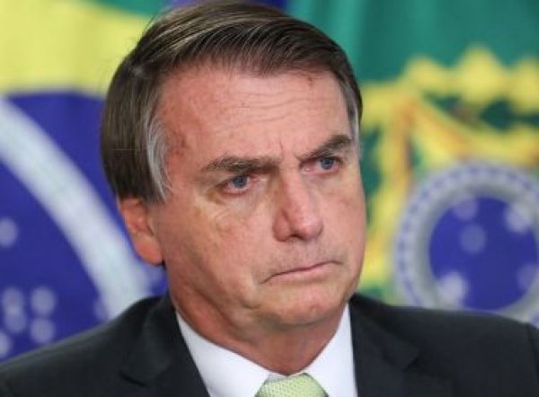 Bolsonaro vai permanecer internado para tratamento clínico, indica boletim médico