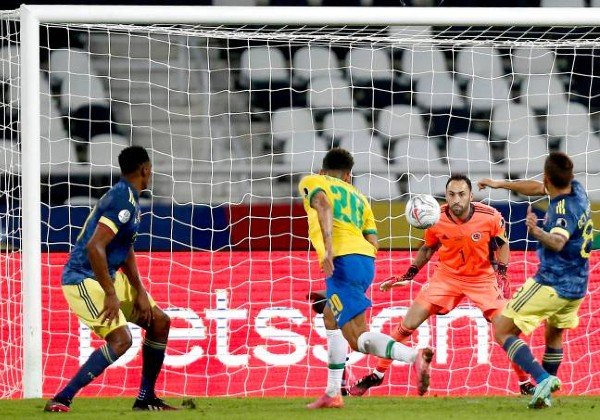 Brasil  joga mal e vence Colombia de virada 