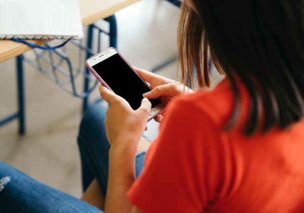 Bruno Reis sanciona lei que proíbe o uso de celulares em salas de aula
