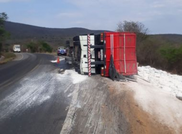 Caetité: Carreta carregada com gesso tomba em trecho de curva da BR-030