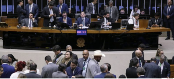 Câmara aprova PEC da Blindagem e conclui votação de destaques nesta quarta