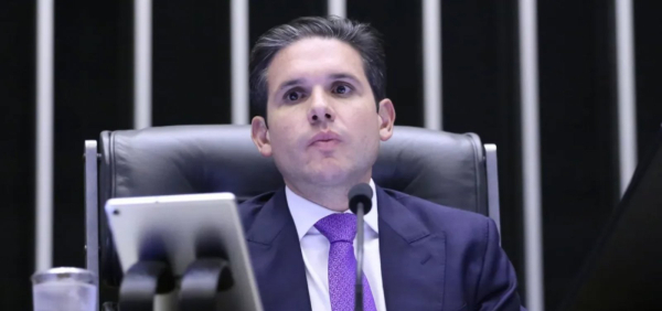 Câmara pauta urgência de projeto sobre proteção de crianças em ambientes digitais