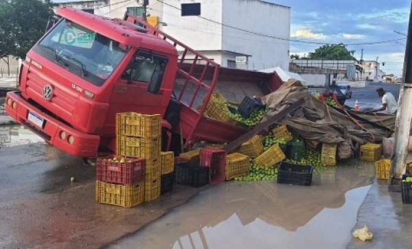 Caminhão com carga de laranja cai em cratera no Centro de Abastecimento