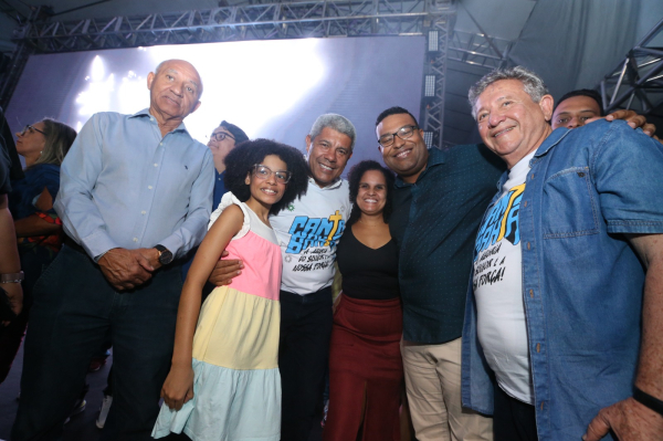Canta Bahia recebe cantora Aline Barros e arrecada mais de duas toneladas de alimentos para o Bahia Sem Fome