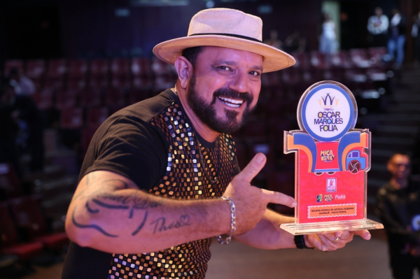 Cantor Paulo Bindá é destaque da Micareta 2025 e conquista mais uma vez o Troféu Oscar Marques Folia