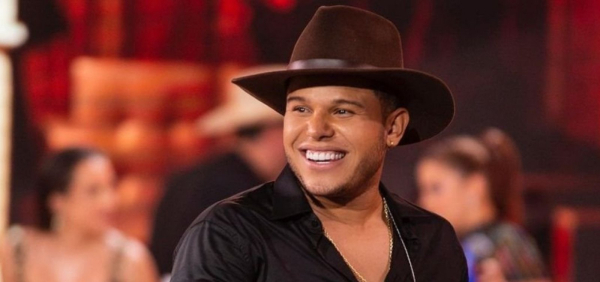Cantor Tierry sofre acidente de carro antes de show na Bahia
