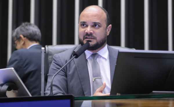 Capitão Alden preside sessão no plenário da Câmara Federal