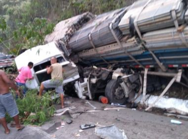 Carreta perde freio, causa acidente entre 10 veículos em Pedra do Cavalo
