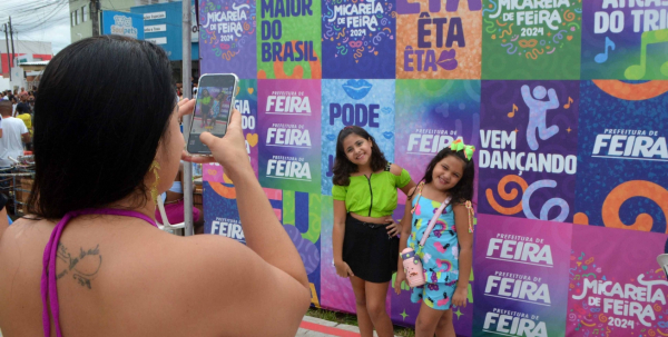Cenário de fotos instagramável agrada foliões