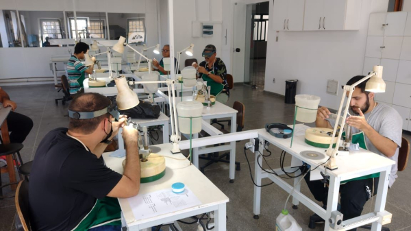 Centro Gemológico da Bahia capacita em Oficina de Lapidação Carré 