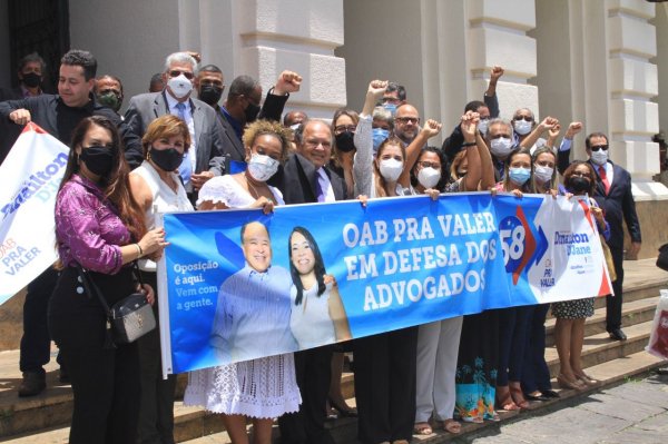 Chapa de Dinailton à OAB-BA protesta em frente ao Fórum Ruy Barbosa