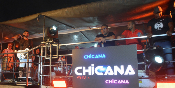 Chicana e seus fãs homenageiam Tay, ex-vocalista da banda durante a Micareta