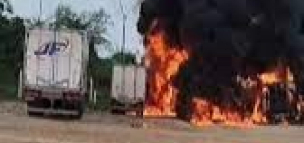 Cinco caminhões frigoríficos pegam fogo no interior da Bahia