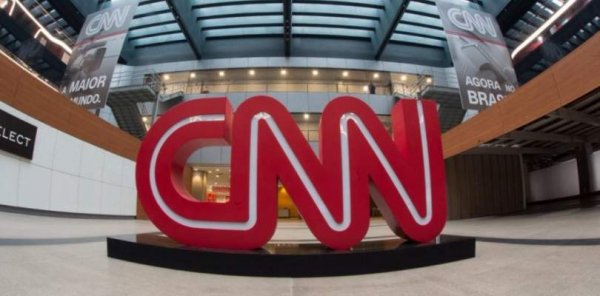 CNN vive clima tenso após mudança na cúpula da emissora, diz coluna