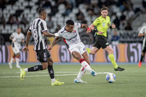 Com gol de Alerrandro e azar no fim, Vitória empata com o Botafogo