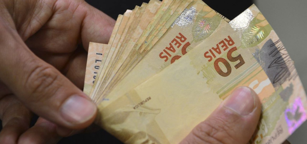 Com valorização real, governo prevê salário mínimo de R$1.421 em 2024